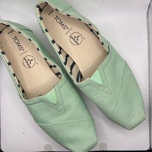 TOMS Classic Alpargatas in Light Green Canvas Loafers - EUC - size 9.5